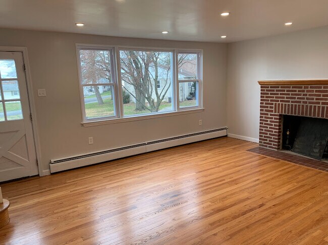 Amplia sala principal2 - 808 Lauber Rd