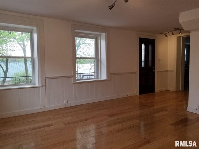 Foto del edificio - 118 Dodge St