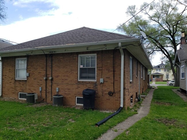 Building Photo - 5326 N College Ave
