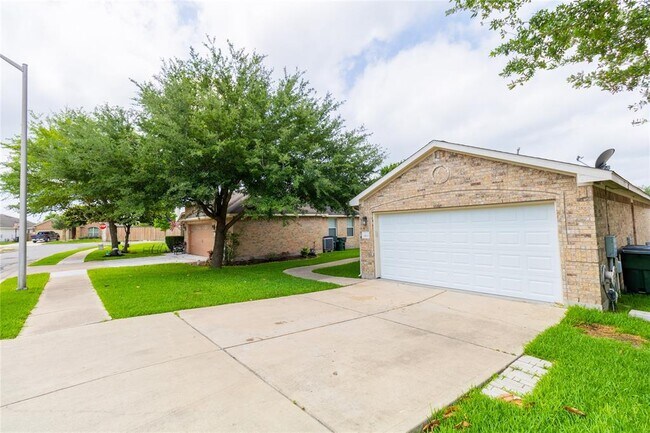 Building Photo - 2100 Cambria-