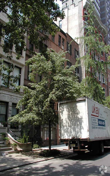 Primary Photo - 124 E 71st St
