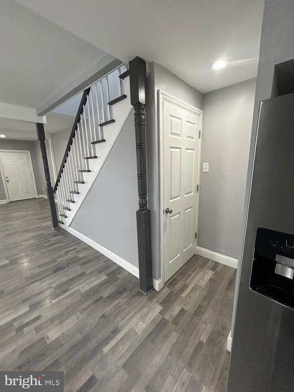 Building Photo - 425 Main St