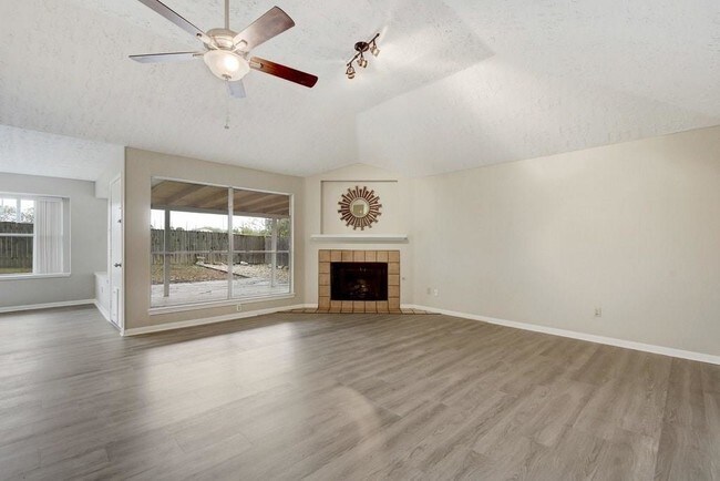 Building Photo - 806 Sylvia Ln