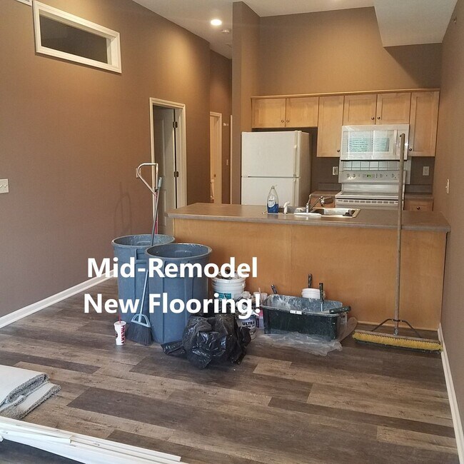 Building Photo - 1BR/1BA, Upscale Loft with accessible Rooftop Deck & Community Pool!