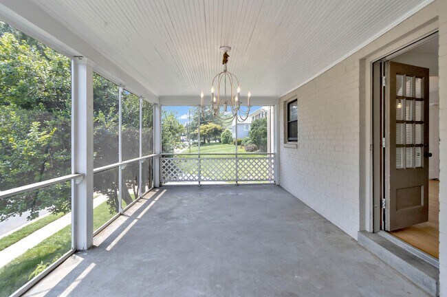 Building Photo - 970 N Quintana St