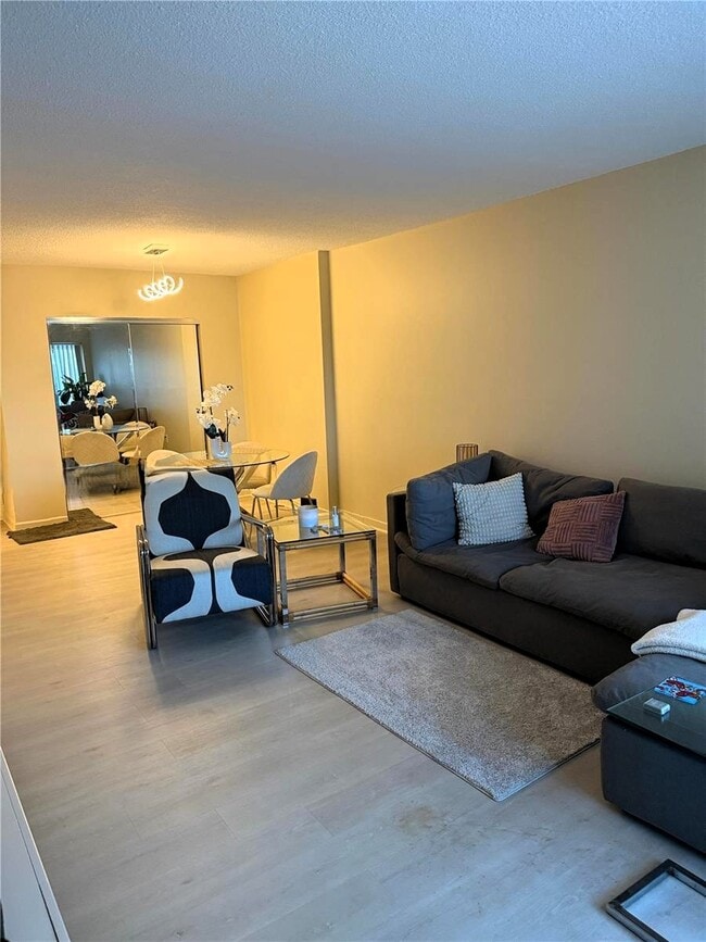 Foto del edificio - 400 Kings Point Dr