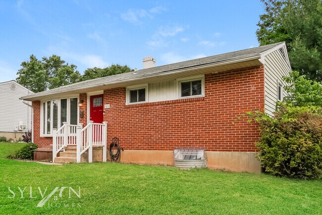 Building Photo - Prepare to be impressed by this 3 bedroom,...