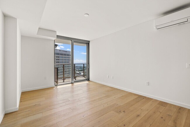 Foto del edificio - Beautiful 1-bedroom / 1-bathroom at Sky Al...