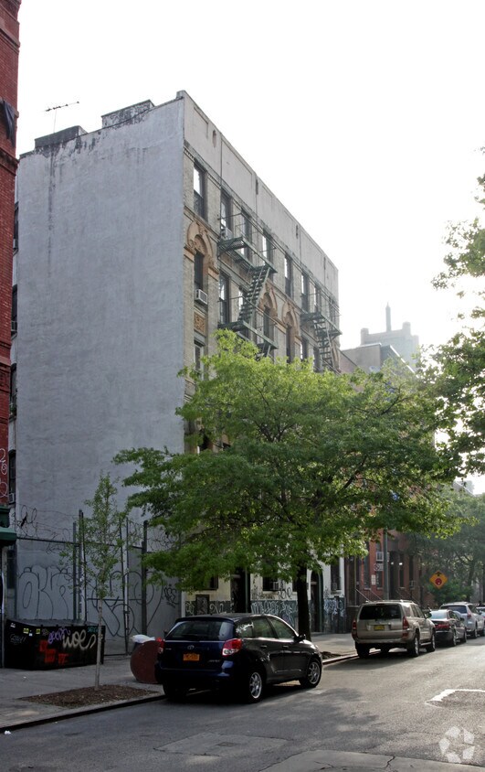 Primary Photo - 131-133 Henry St