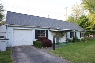 Building Photo - 1421 E Elza Ave