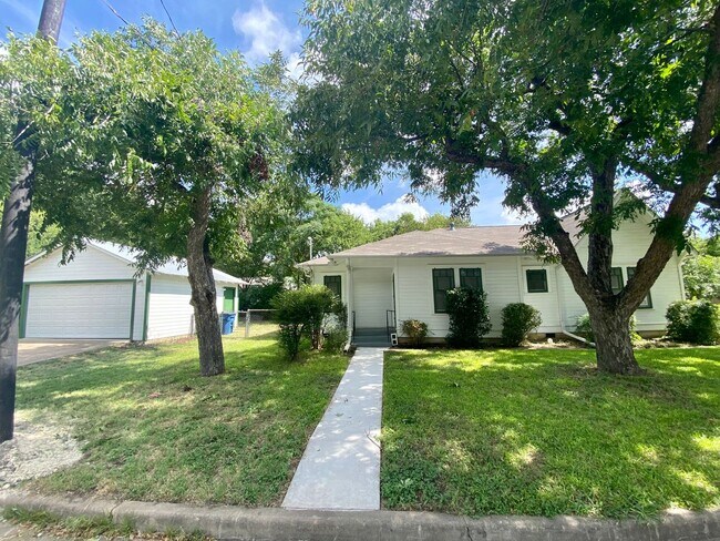 Foto del edificio - Prelease for August!  Close to Campus!  2800 Dancy.