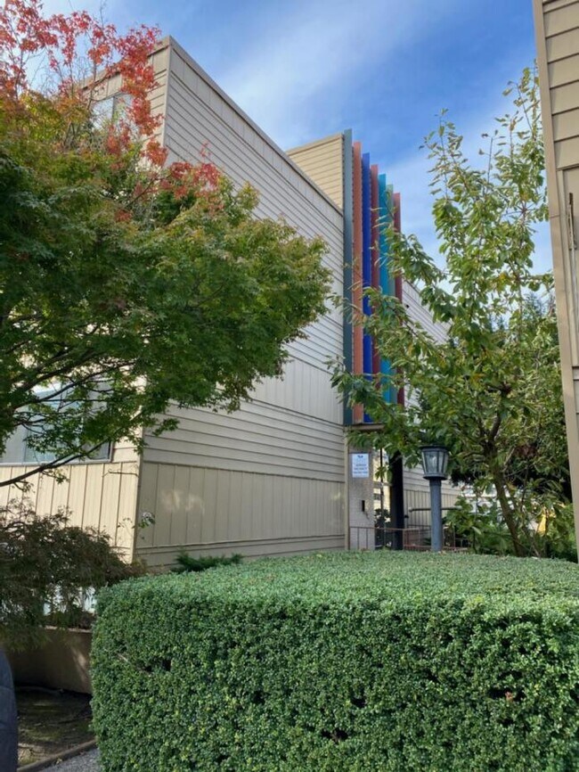 Building Photo - 1 bedroom in Seattle WA 98105