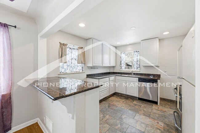 Building Photo - Cozy Home with Washer/Dryer and Fenced Yard