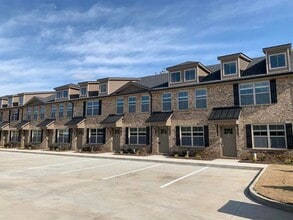 Building Photo - 325 Landrum Pl