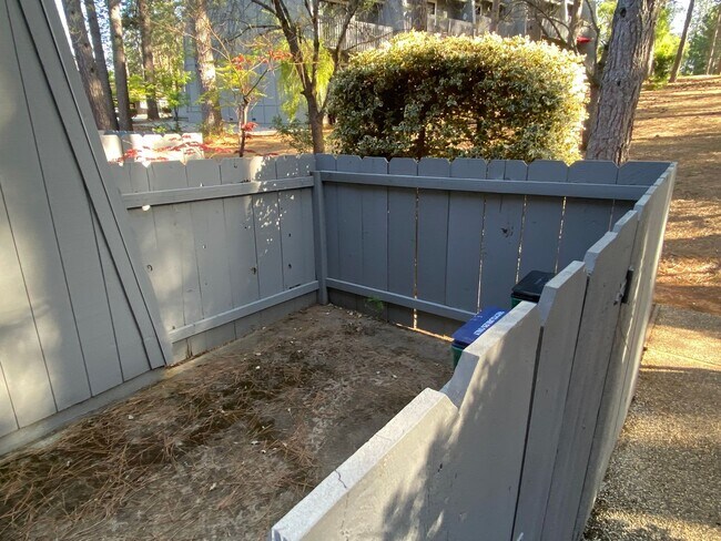 Building Photo - Kingbury Greens HOA 2 bedroom 2bath in Alta Sierra