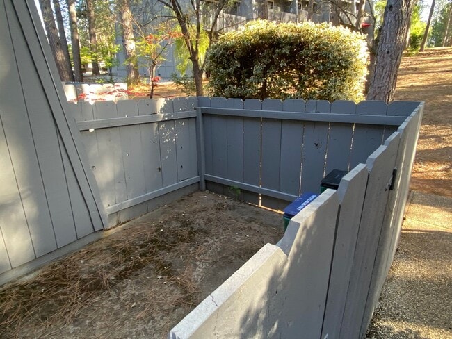 Building Photo - Kingsbury Greens HOA 2 bedroom 1 1/2 bath in Alta Sierra