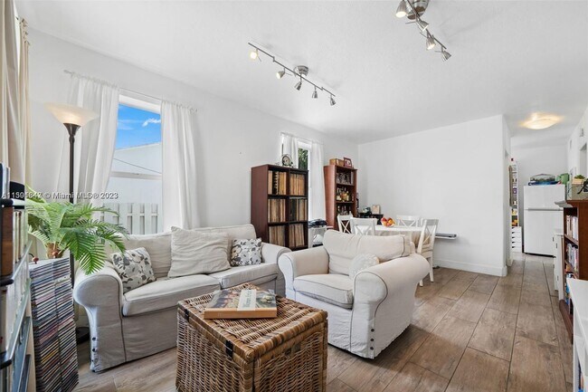 Foto del edificio - 555 NE 70th St
