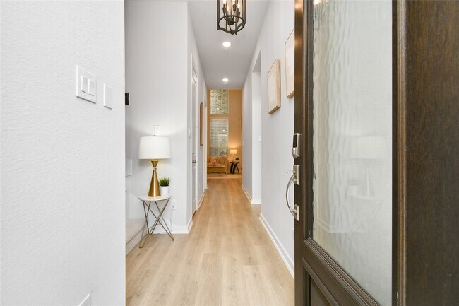 Building Photo - 527 Cypress Vly Ave
