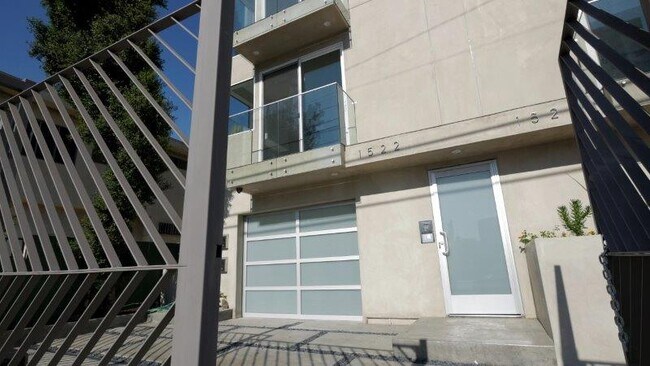 Building Photo - 1520 N Bronson Ave