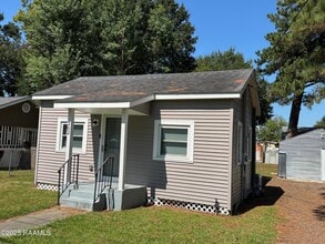 Building Photo - 202 Adelma St