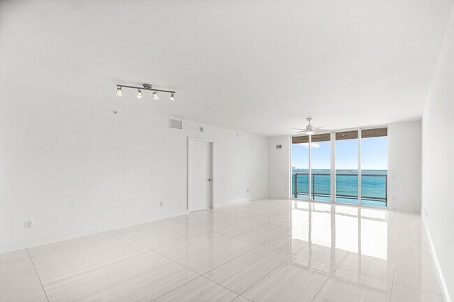 Foto del edificio - 2650 Lake Shore Dr