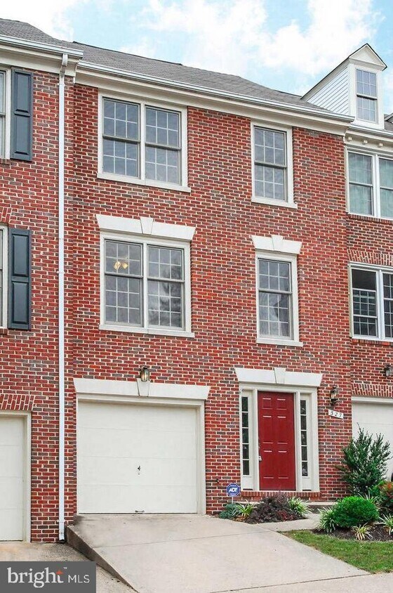327 S Pickett St, Alexandria, VA 22304 Townhome Rentals in Alexandria VA