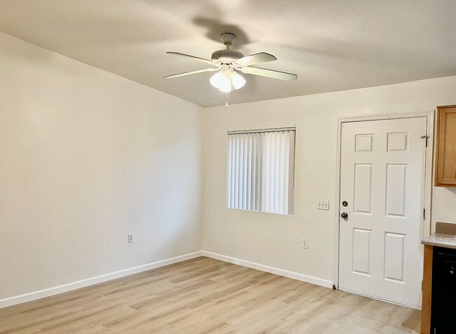 Foto del edificio - 4454 E 3rd St