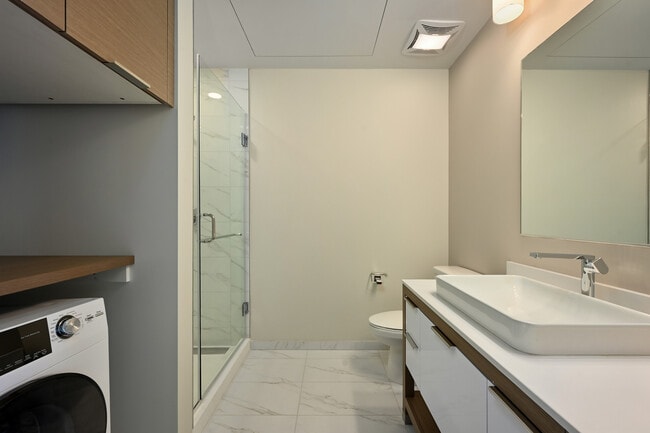 El baño del apartamento The Moten en Three Light Luxury Apartments. - Three Light Luxury Apartments
