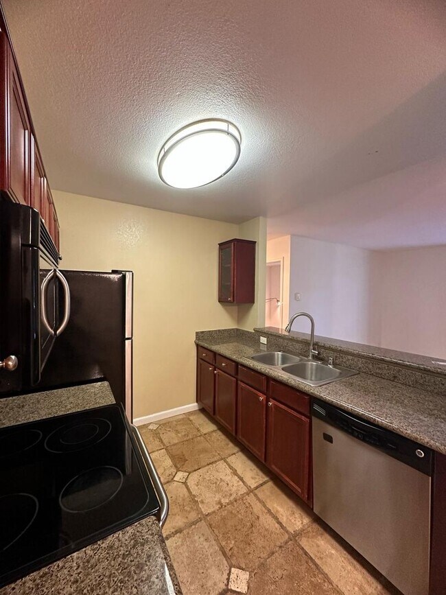 Building Photo - 2 bedrooms 2 bath condo Top floor for rent in Fremont