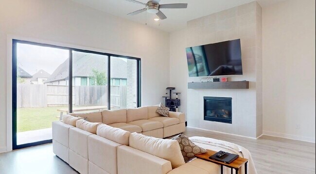 Building Photo - 4611 Columbus Dr