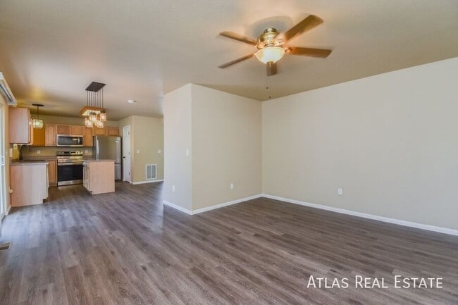 Foto del edificio - 8647 Silver Glen Dr