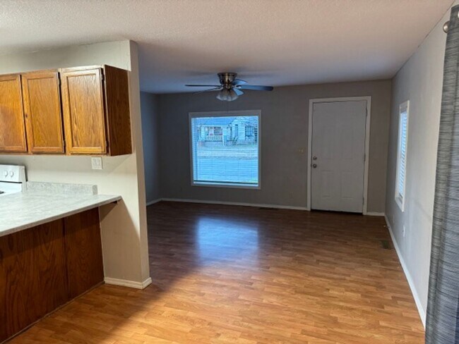 Building Photo - 2 Bedroom, 1 Bath, 1 Car Garage, Appliance...