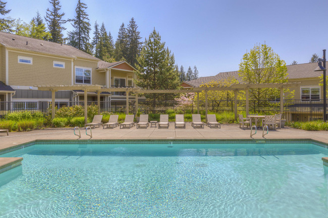 Terraza grande junto a la piscina - The Lodge at Redmond Ridge