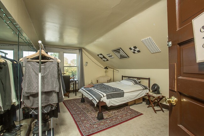 Building Photo - 2136-2138 Summit St