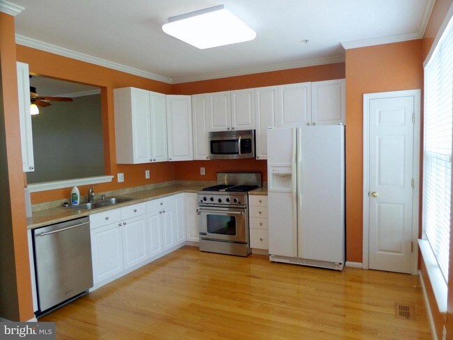 Building Photo - 2432 Huntwood Ct