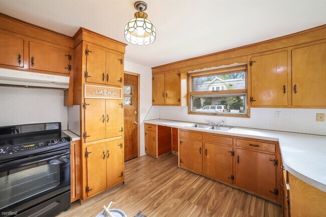 Building Photo - 4 br, 1 bath Duplex - 250 Lenox St