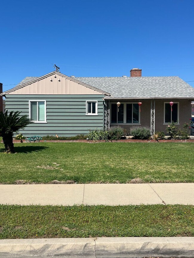 Foto del edificio - Home with a Cabin Style Family room and backyard Oasis
