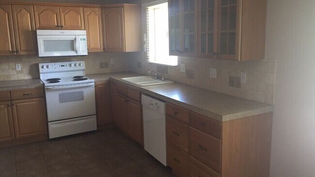 Building Photo - Beautiful 5 Bedroom Home with Big Fenced Yard
