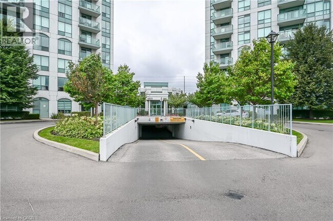 Building Photo - 4900 Glen Erin Dr