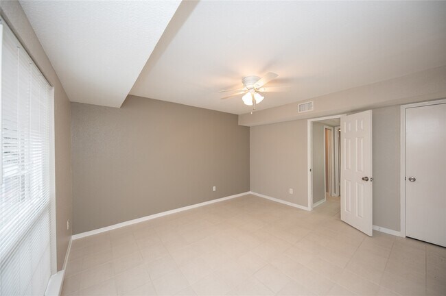 Foto del edificio - 1880 White Oak Dr