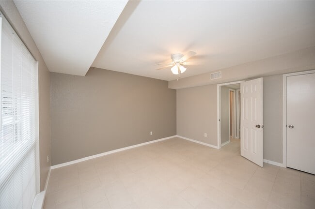 Building Photo - 1880 White Oak Dr