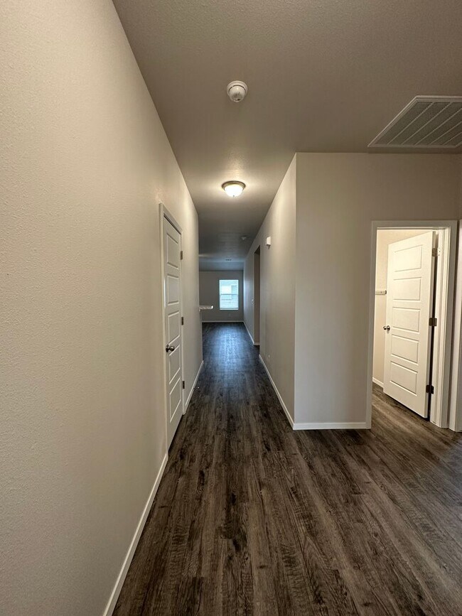 Foto del edificio - *Pre-leasing* Three Bedroom | Two Bathroom...