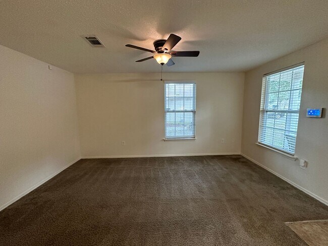 Building Photo - 3 Bedroom 1 Bath Cottage home in Pensacola!
