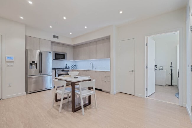 Foto del edificio - 5851 W 88th St