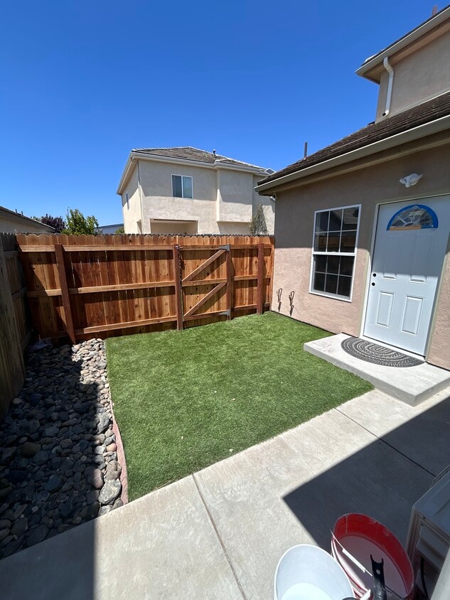 Primary Photo - 1467 W Hartford Way