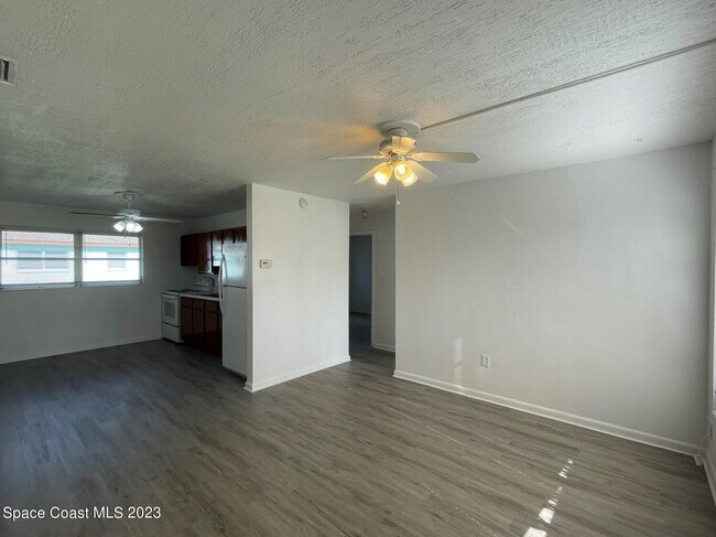 Building Photo - 211 Begonia St