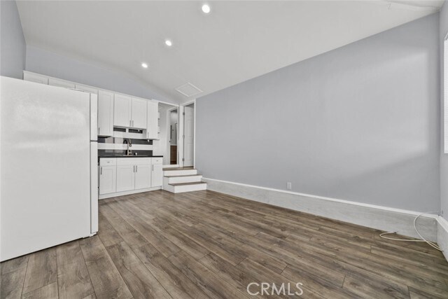 Foto del edificio - 8447 Colbath Ave