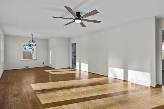 Foto del edificio - 143 E Lowry Ln