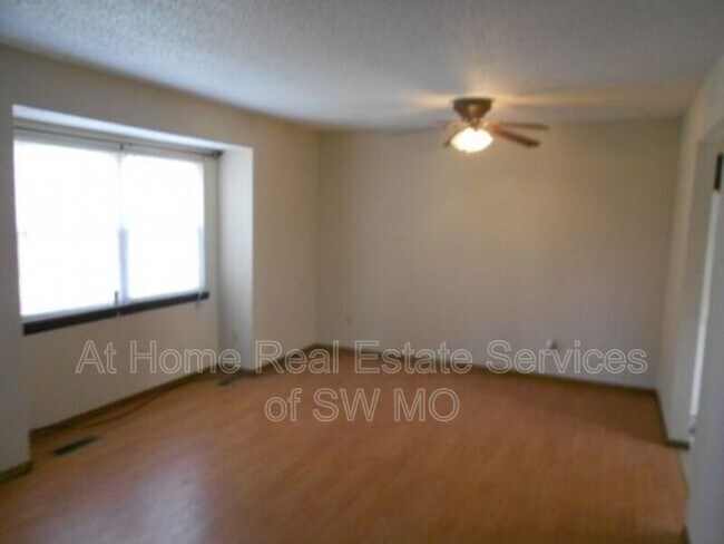 Building Photo - 1154 S Oak Park Dr