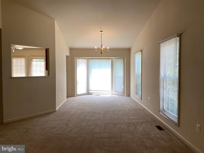 Building Photo - 8 Tamis Ct